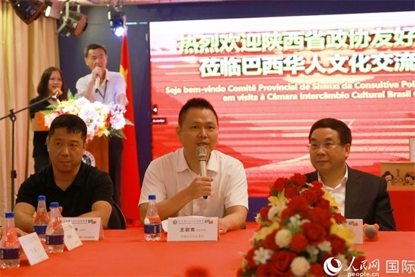 中國駐里約熱內(nèi)盧代總領(lǐng)事王尉育（中）在座談會(huì)中致辭。人民網(wǎng)記者 陳海琪攝