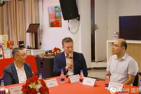 巴西中國友好協(xié)會(huì)主席恩里克·諾布雷加（中）在座談會(huì)中發(fā)言。人民網(wǎng)記者 陳海琪攝