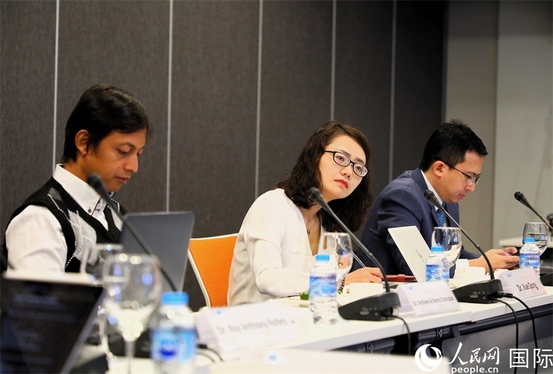 學(xué)者們專注聆聽(tīng)會(huì)議內(nèi)容。人民網(wǎng)記者 白元琪攝