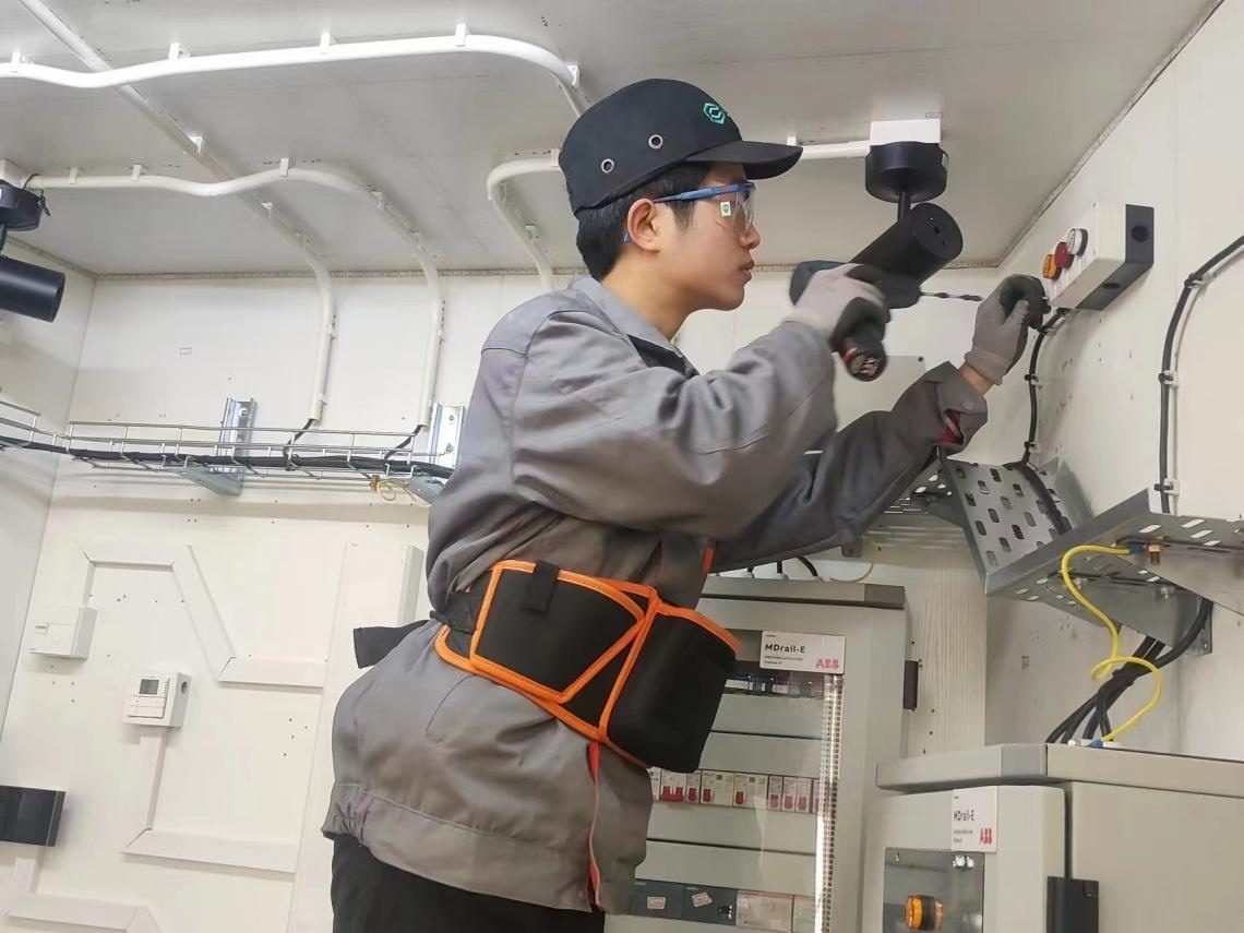 張強在安裝指示燈盒實訓(xùn)中。高磊磊 攝