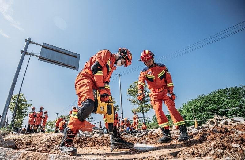 周彩琪和隊(duì)友在救援現(xiàn)場(chǎng)。受訪者供圖