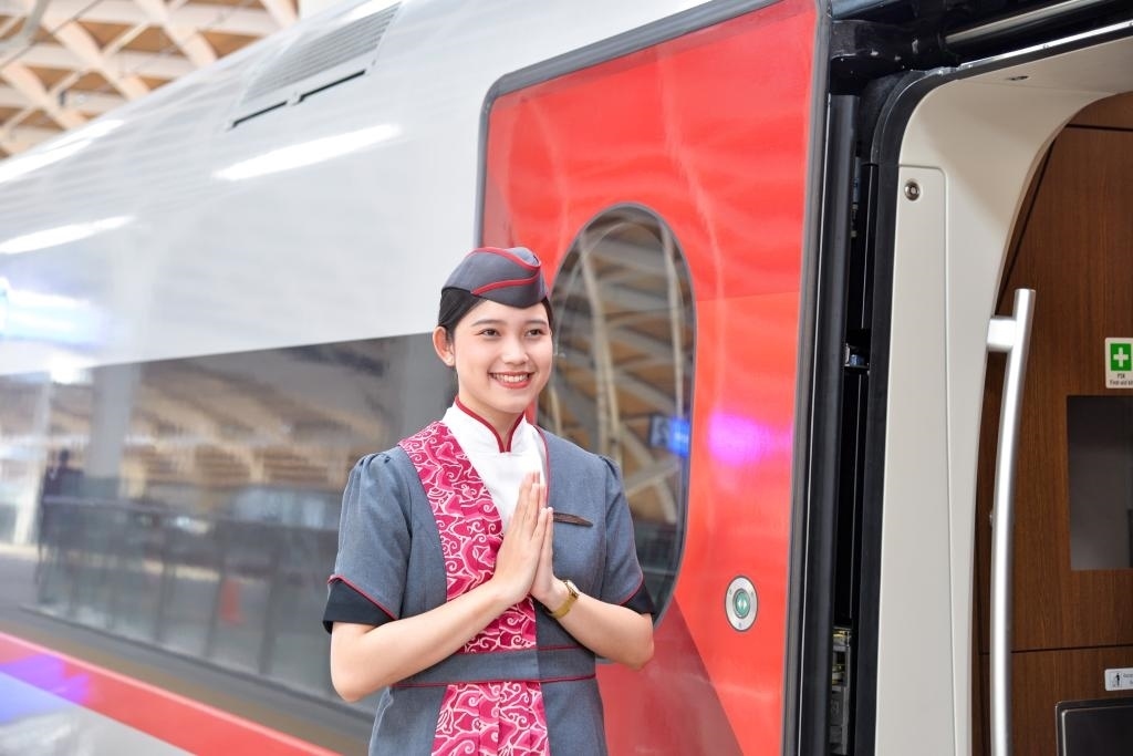 12月12日，乘務(wù)人員在印度尼西亞雅加達(dá)的哈利姆車(chē)站站臺(tái)歡迎乘坐雅萬(wàn)高鐵的乘客。新華社記者徐欽攝