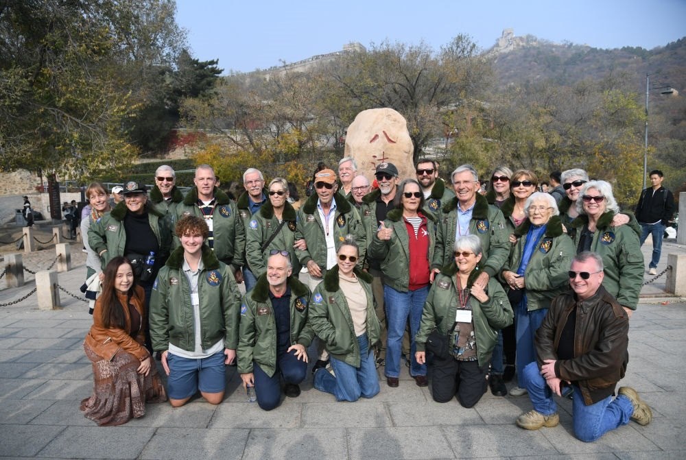 2023年10月29日，飛虎隊(duì)老兵莫耶一行人在北京八達(dá)嶺長(zhǎng)城合影留念。當(dāng)日，美中航空遺產(chǎn)基金會(huì)訪(fǎng)華代表團(tuán)成員陸續(xù)抵達(dá)北京。新華社記者 任超 攝