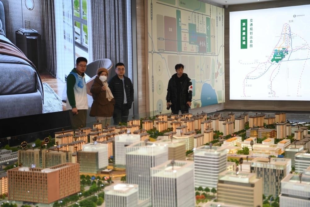購房者在河北雄安新區(qū)某項目售樓部查看沙盤（2月25日攝）。新華社記者 朱旭東 攝