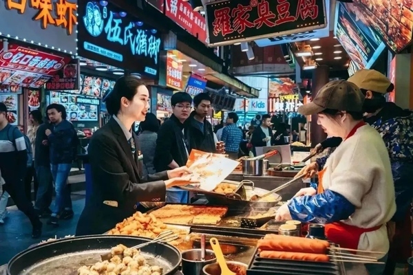 當(dāng)?shù)劂y行工作人員向個(gè)體經(jīng)營(yíng)者介紹金融服務(wù)。受訪者供圖