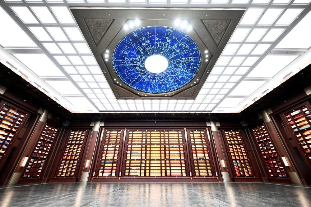 △中國國家版本館中央總館“文瀚閣”內(nèi)景。星空穹頂上是一幅宋代石刻天文圖，傳遞著“文瀚閣”的寓意：中華文明如星空般浩瀚璀璨。