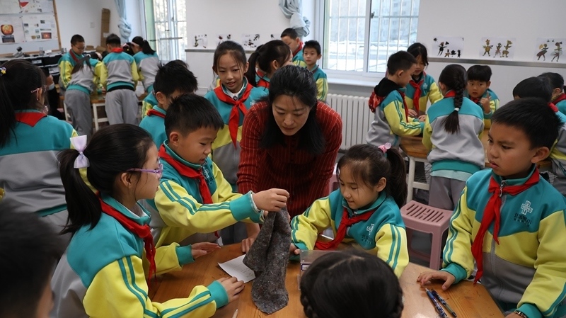 科學(xué)老師教同學(xué)制作消聲裝置。校方供圖