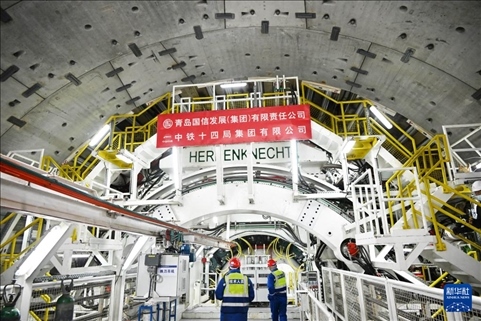 12月30日，中鐵十四局技術(shù)人員在盾構(gòu)掘進(jìn)開始前檢查“海天號”盾構(gòu)機(jī)。新華社記者 李紫恒 攝