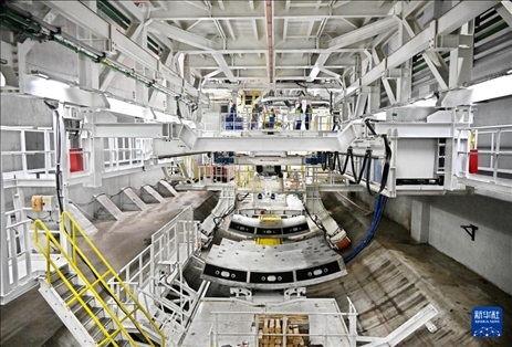 12月30日，建設(shè)者在青島膠州灣第二隧道工程南線主線隧道盾構(gòu)掘進(jìn)現(xiàn)場作業(yè)。新華社記者 李紫恒 攝