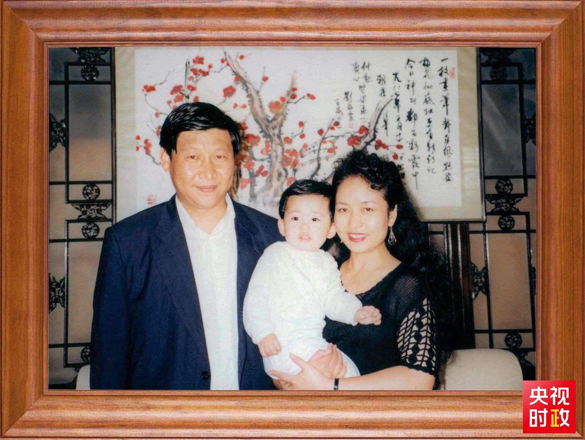 △這是習近平一家三口的合影。這張照片第一次出現(xiàn)在他的書架上。