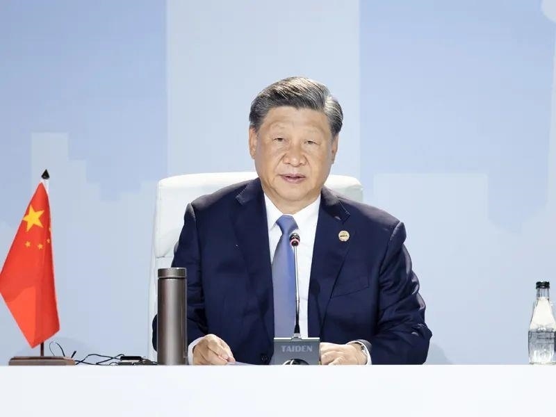 當(dāng)?shù)貢r(shí)間8月24日，習(xí)近平主席在南非約翰內(nèi)斯堡出席金磚國家領(lǐng)導(dǎo)人第十五次會(huì)晤特別記者會(huì)。