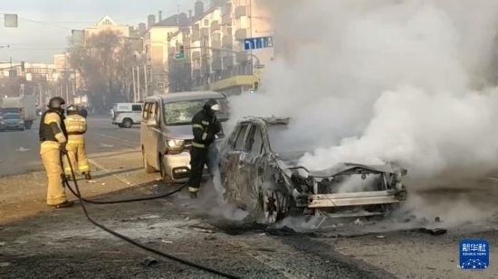 這張俄羅斯緊急情況部12月30日發(fā)布的視頻截圖顯示，在俄羅斯別爾哥羅德市，工作人員在現(xiàn)場救援。新華社發(fā)