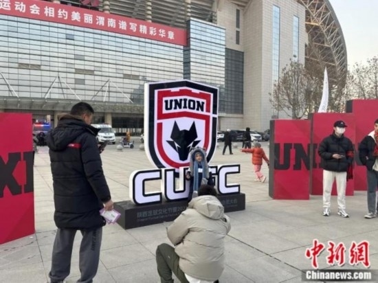 球迷們與隊徽合影。記者 卞立群 攝