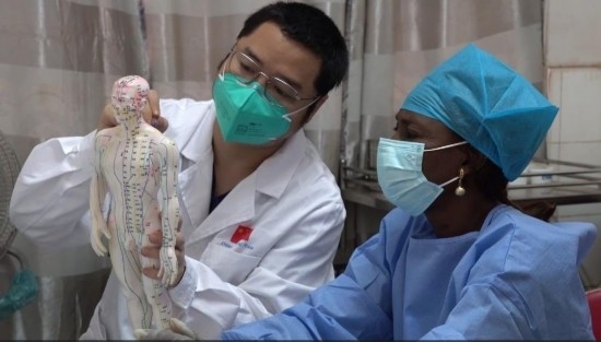 嘉興市中醫(yī)醫(yī)院郝亞波給當?shù)刂种v解中醫(yī)經(jīng)絡(luò)。新華社發(fā)