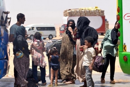  2023年4月27日，在埃及南部與蘇丹交界的阿爾根邊境口岸，人們離開(kāi)蘇丹進(jìn)入埃及境內(nèi)。新華社發(fā)（拉德萬(wàn)攝）