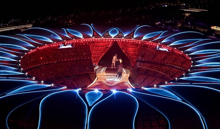 2023年9月23日，最后一棒火炬手汪順和數(shù)字火炬手在杭州亞運(yùn)會開幕式上點(diǎn)燃主火炬。新華社記者 程婷婷 攝