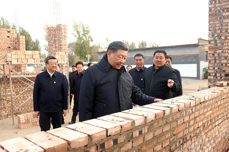 2023年11月10日，習(xí)近平總書記在河北保定涿州市刁窩鎮(zhèn)萬全莊村房屋重建施工現(xiàn)場考察。