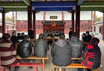  圖③：庭審在謝氏祠堂內(nèi)進行。