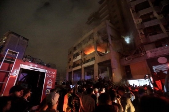 1月2日，人們聚集在黎巴嫩貝魯特南郊的以色列無(wú)人機(jī)襲擊現(xiàn)場(chǎng)。新華社發(fā)（比拉爾·賈維希攝）