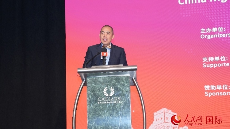 內(nèi)華達州副州長辦公室幕僚長魯?shù)稀づ撩鲌D安在論壇致辭。人民網(wǎng)記者 鄧圩攝