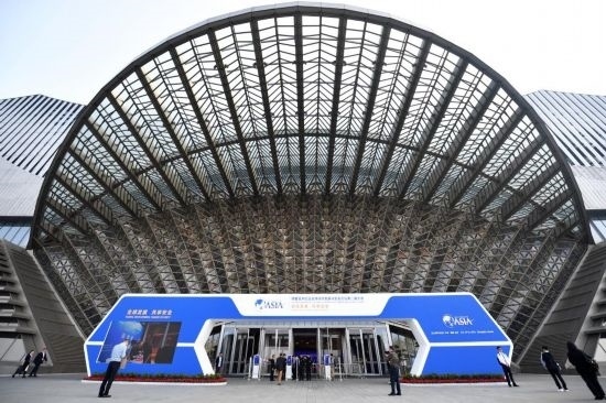 2023年10月30日，參會嘉賓步入長沙國際會議中心。當(dāng)日，以“全球發(fā)展 共享安全”為主題的博鰲亞洲論壇全球經(jīng)濟發(fā)展與安全論壇第二屆大會在湖南長沙開幕。新華社記者 陳振海 攝