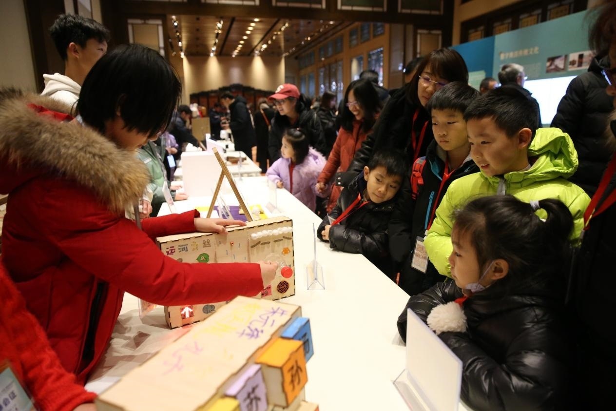 學(xué)生現(xiàn)場(chǎng)演示科創(chuàng)作品。主辦方供圖