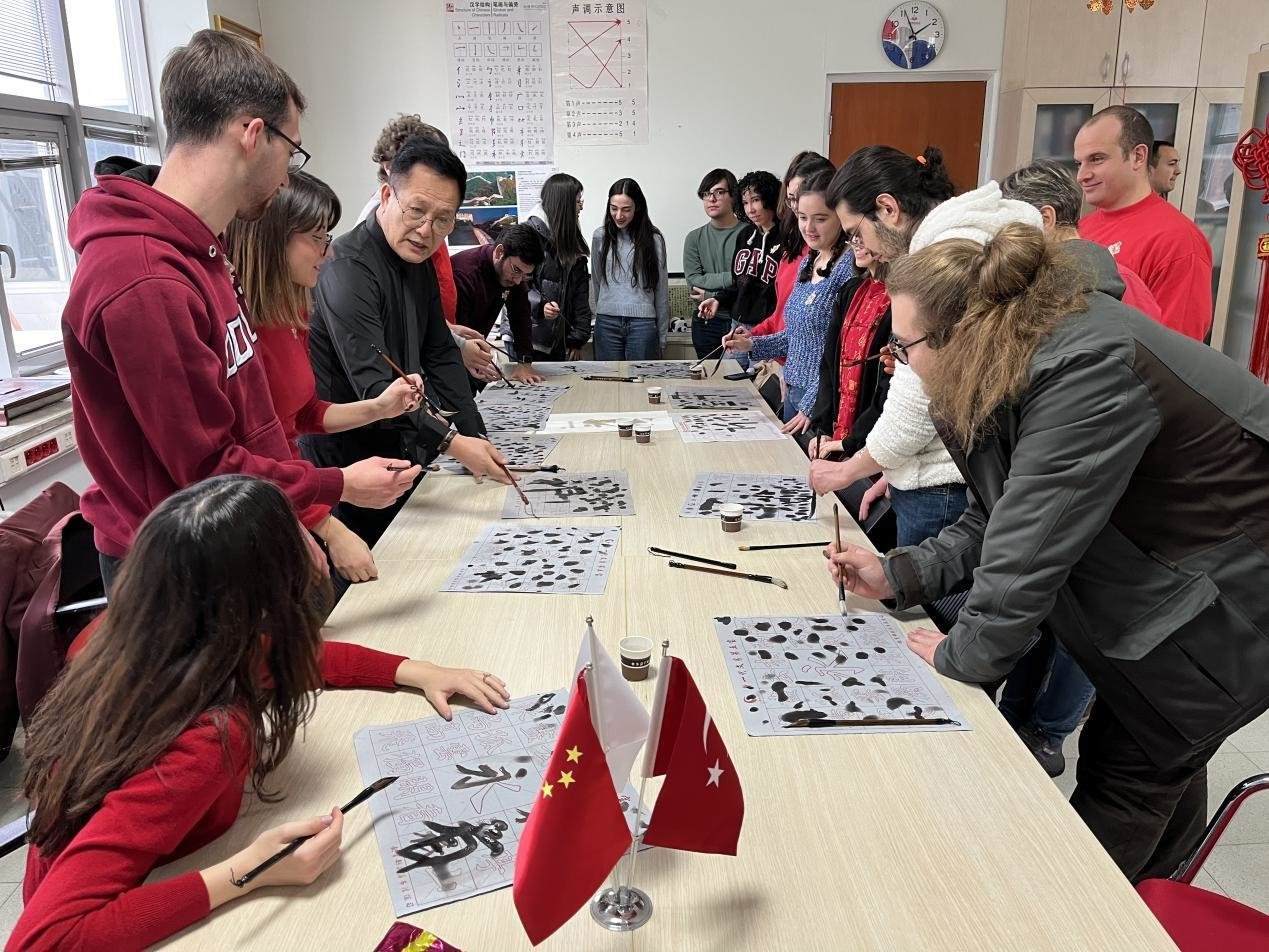 學(xué)生體驗(yàn)書法。中東技術(shù)大學(xué)孔院供圖