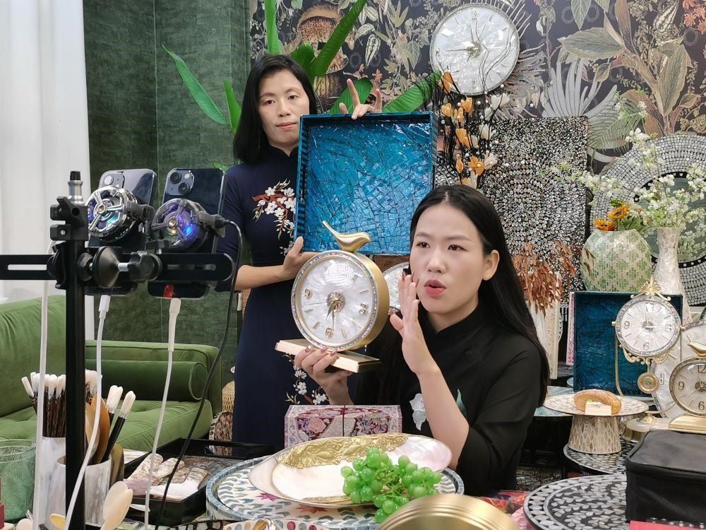 △在廣西防城港東興市一個電商直播間里，主播在進行活動推介。