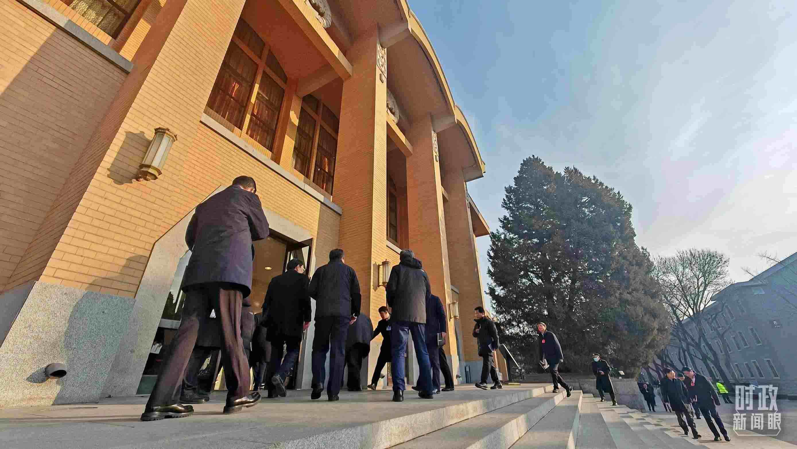 △省部級(jí)主要領(lǐng)導(dǎo)干部推動(dòng)金融高質(zhì)量發(fā)展專(zhuān)題研討班的學(xué)員們正在進(jìn)入會(huì)場(chǎng)。（總臺(tái)央視記者王策拍攝）