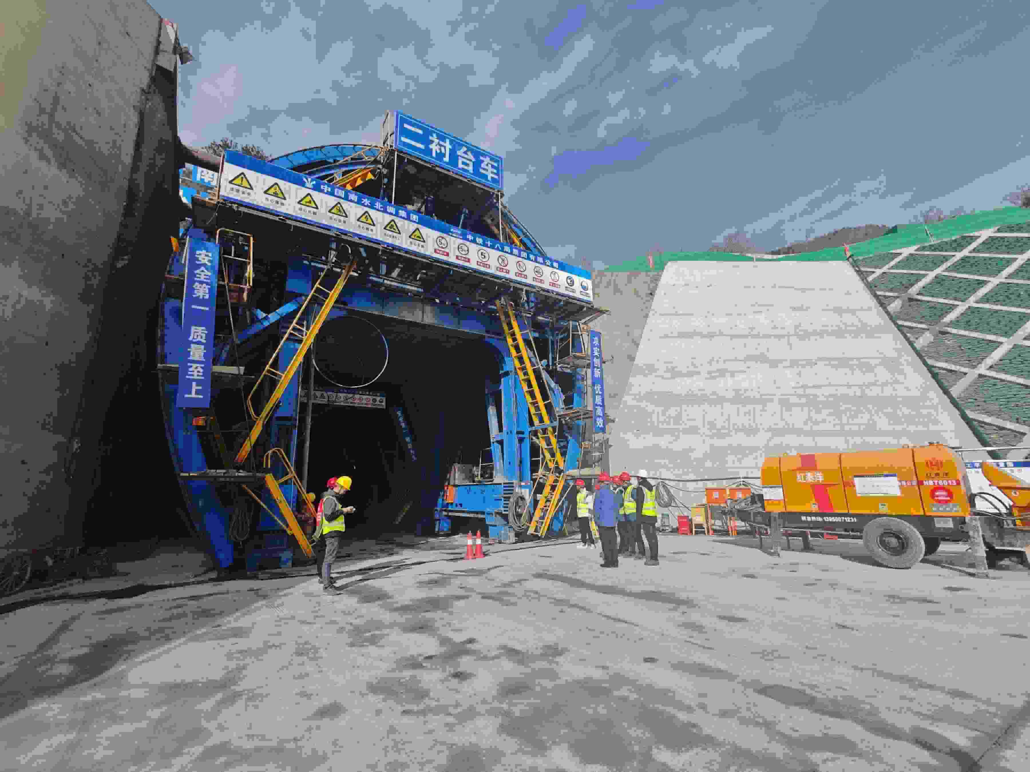 湖北省襄陽市?？悼h馬良鎮(zhèn)的引江補(bǔ)漢工程輸水隧洞8號平洞施工現(xiàn)場。受訪者供圖