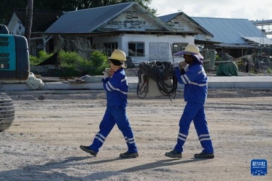 1月18日，工作人員在瑙魯艾沃港碼頭升級改造項目工地工作。新華社記者 王申 攝