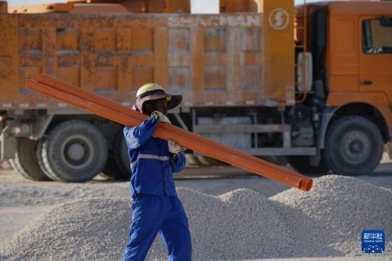 1月18日，工作人員在瑙魯艾沃港碼頭升級改造項目工地工作。新華社記者 王申 攝