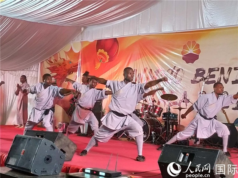 貝寧中國文化中心武術(shù)隊在進行表演。人民網(wǎng)記者 黃培昭攝
