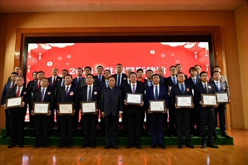 張漢暉為獲獎單位和個(gè)人頒發(fā)獎狀。駐俄羅斯使館供圖