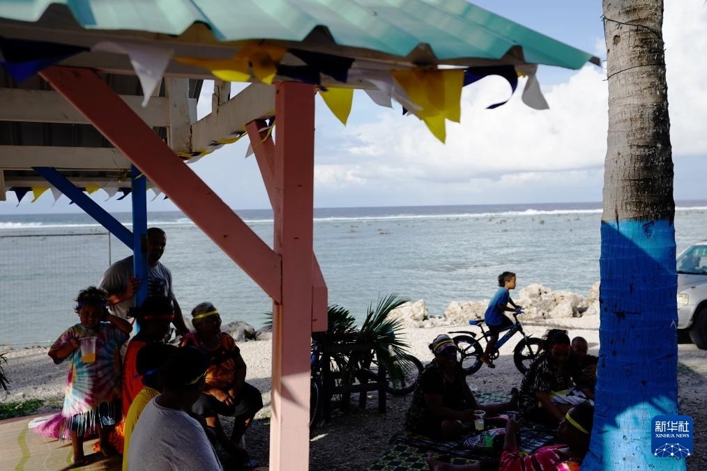 1月20日，當(dāng)?shù)厝嗽阼斠惶幒┬蓍e娛樂。新華社記者 王申 攝