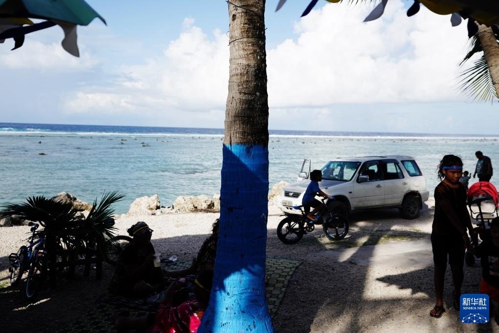 1月20日，當(dāng)?shù)厝嗽阼斠惶幒┬蓍e娛樂。新華社記者 王申 攝