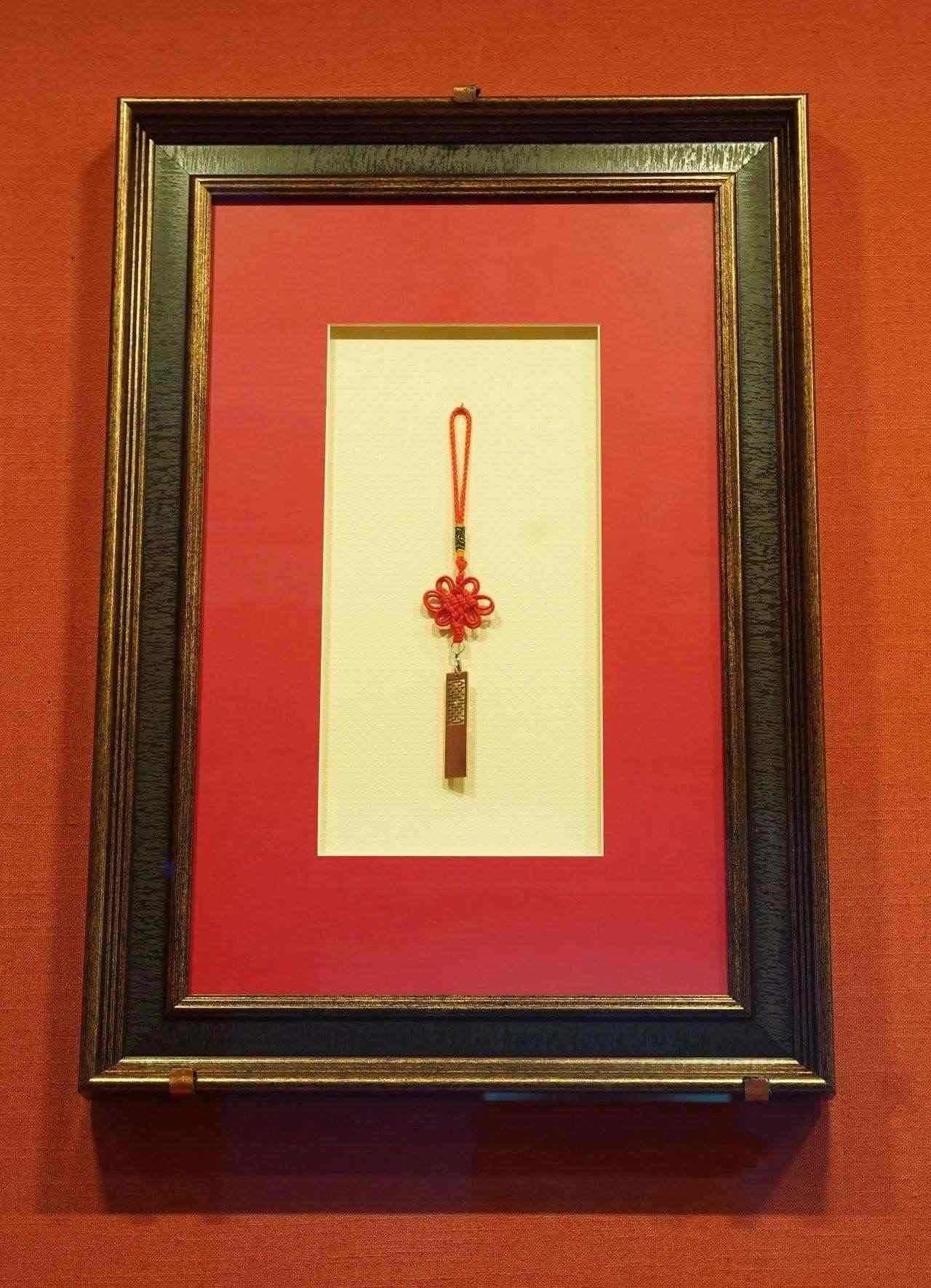 2017年5月，時(shí)任肯尼亞總統(tǒng)烏胡魯·肯雅塔贈(zèng)送習(xí)近平主席的蒙內(nèi)鐵路紀(jì)念U盤(pán)。