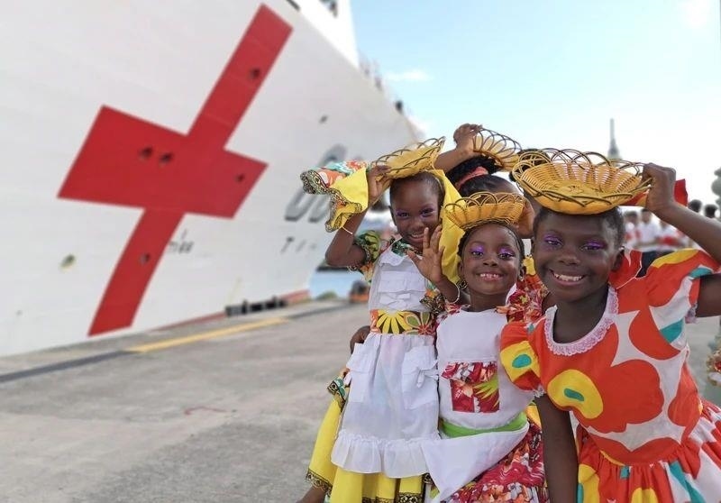 2018年10月，在安提瓜和巴布達(dá)首都圣約翰，當(dāng)?shù)匦∨笥焉泶﹤鹘y(tǒng)服裝歡迎中國(guó)海軍“和平方舟”醫(yī)院船首次到訪(fǎng)。