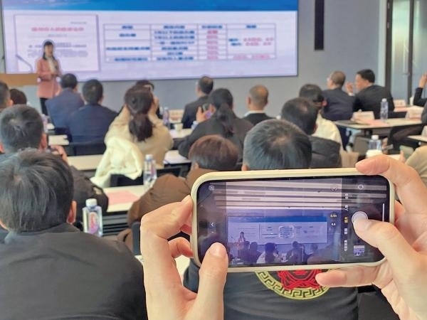 1月2日，“百團(tuán)千企出海拓市場(chǎng)增訂單”行動(dòng)啟動(dòng)。蔣文廣 攝