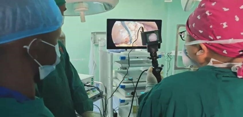 吳巍醫(yī)生（右一）在開展雙鏡聯(lián)合手術(shù)。中國援桑醫(yī)療隊供圖