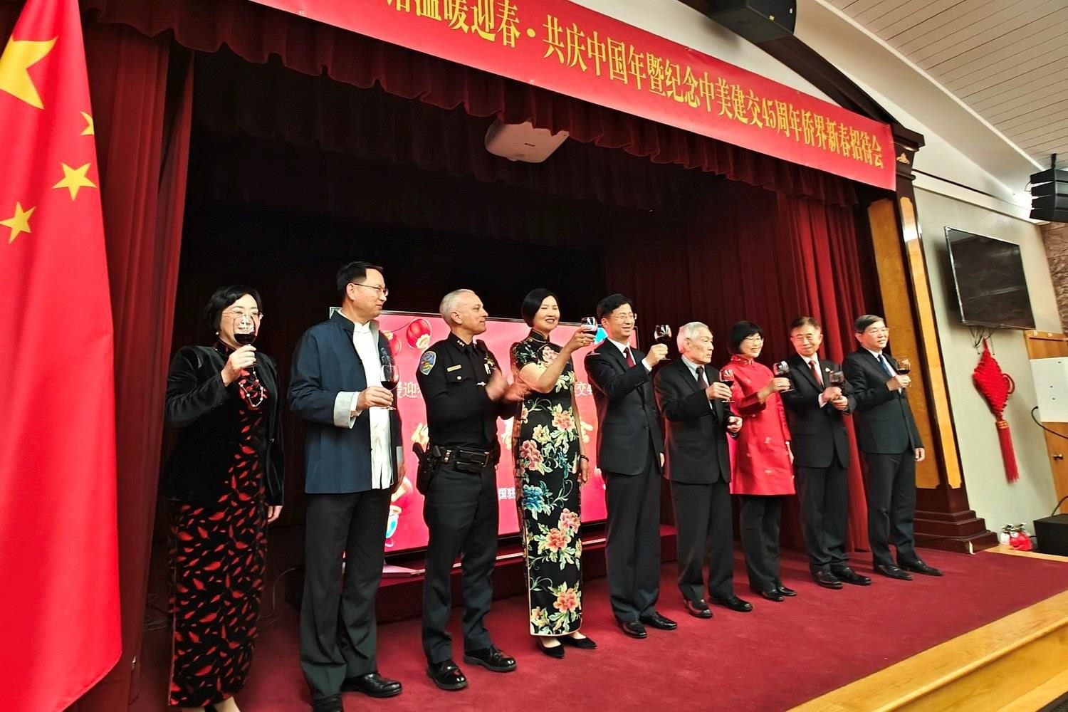 僑胞代表與駐舊金山總領館官員合影。主辦方供圖