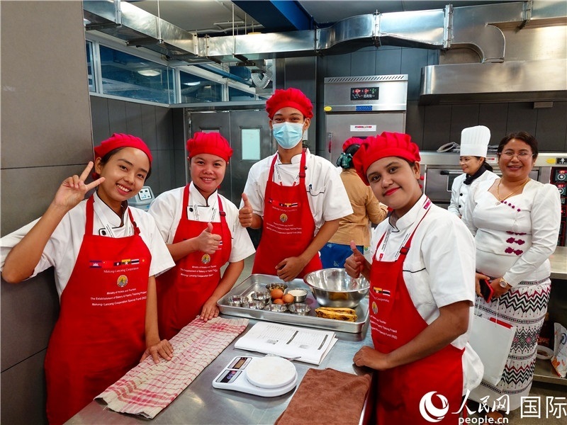 學員進行實操練習。人民網(wǎng)記者 謝佳君攝