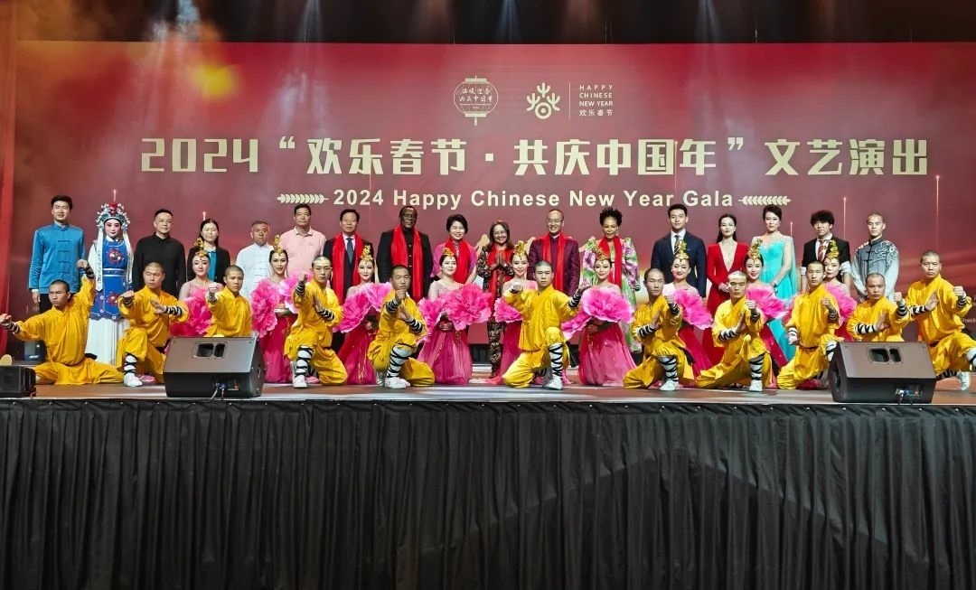 全體嘉賓和演員合影。中國駐南非大使館供圖