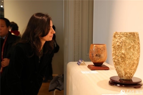 嘉賓和公眾參觀“絲路瓷行”——中國景德鎮(zhèn)陶瓷文化特展。人民網(wǎng)記者 尚凱元攝