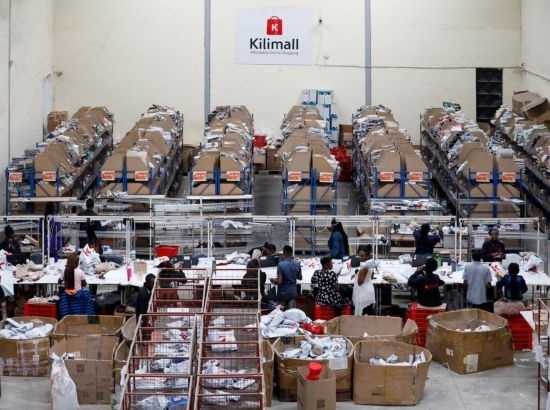 2023年11月11日，在肯尼亞姆洛隆戈，Kilimall員工在倉庫內(nèi)工作。新華社記者 李亞輝 攝