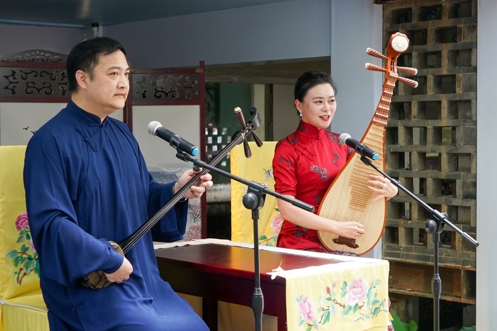 評(píng)彈藝人在蘇州平江路上的一家評(píng)彈店內(nèi)進(jìn)行表演（2023年7月7日攝）。新華社記者 李博 攝