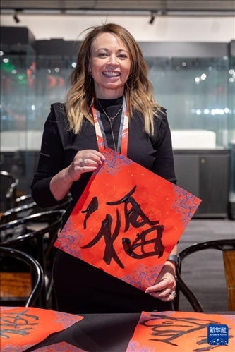 1月28日，在上海豫園舉行的民俗活動上，美國馬斯卡廷初中校長珍妮弗·李·弗里德利展示自己寫下的“福”字。 新華社記者 王翔 攝