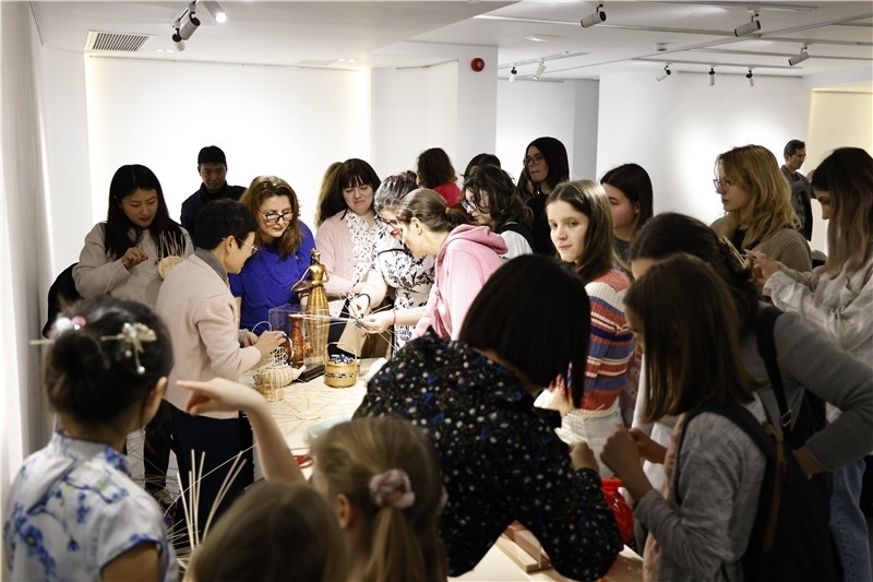 羅馬尼亞觀眾體驗(yàn)安溪竹藤編技藝。 布加勒斯特中國(guó)文化中心供圖