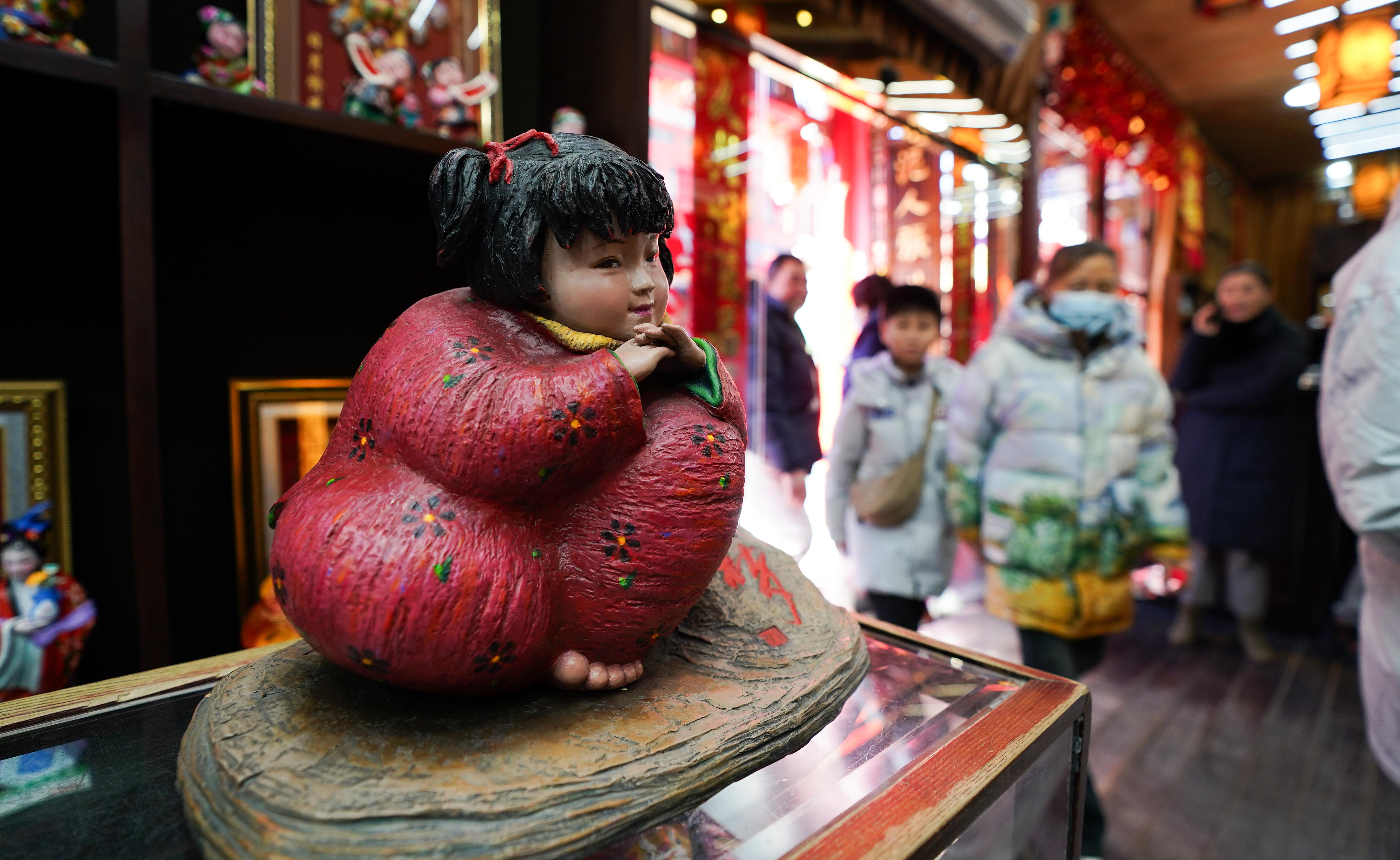 △泥人張彩塑是天津的傳統(tǒng)民間手工藝品，為天津市首批國(guó)家級(jí)非物質(zhì)文化遺產(chǎn)。（總臺(tái)國(guó)廣記者李晉拍攝）
