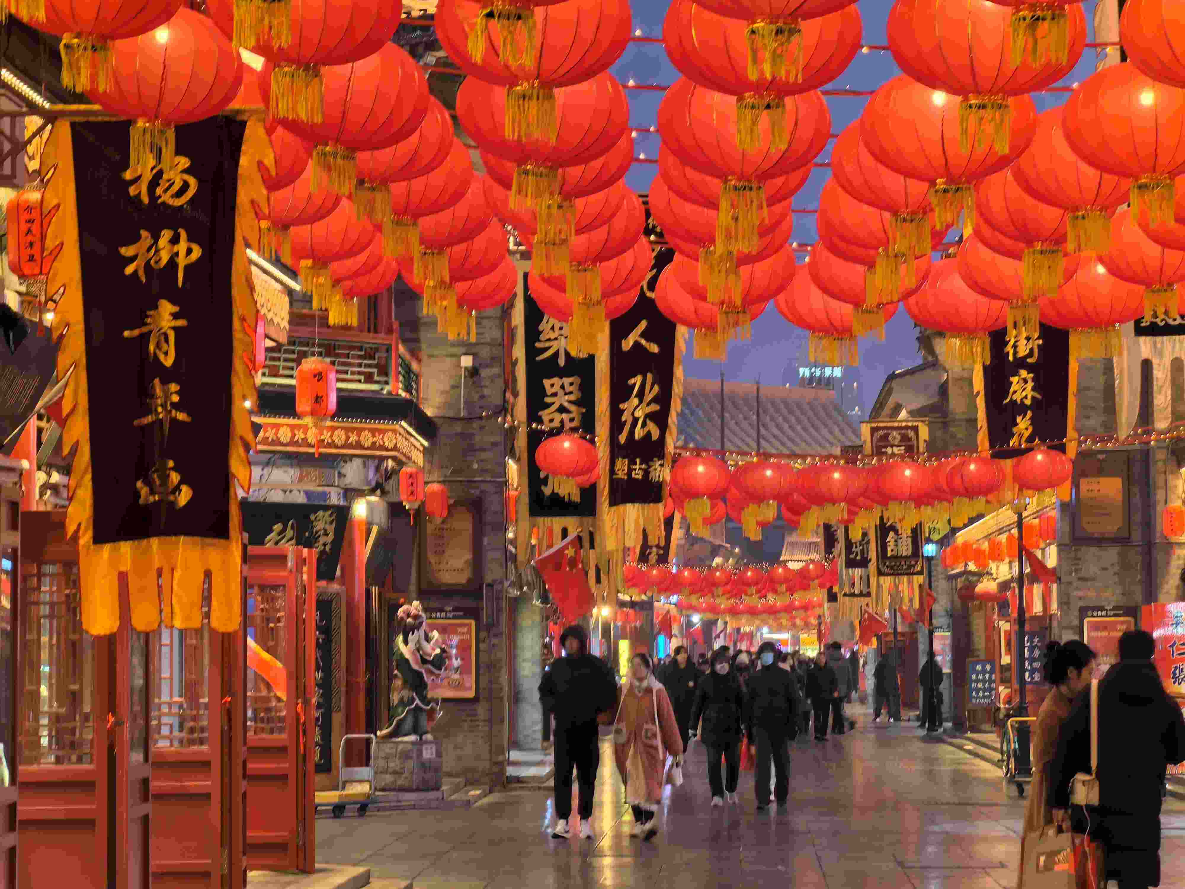 △春節(jié)臨近，古文化街上年味兒漸濃。（總臺(tái)央廣記者潘毅拍攝）